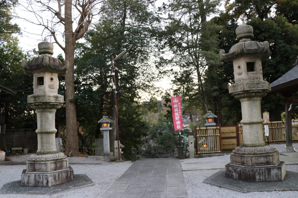 師岡熊野神社_かわいい灯篭